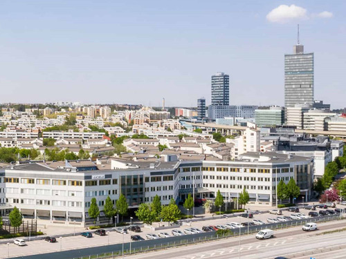 Fokus på trappa och räcken i en byggnad.