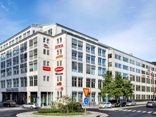 Luftig och härlig mötesplats med färgglada möbler.