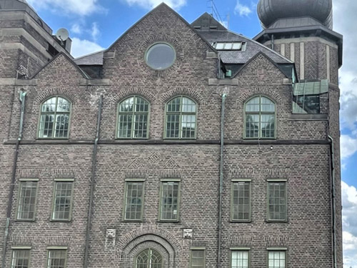 En byggnad i direkt solljus. Går att skymta skylten för Sjömansinstitutet.