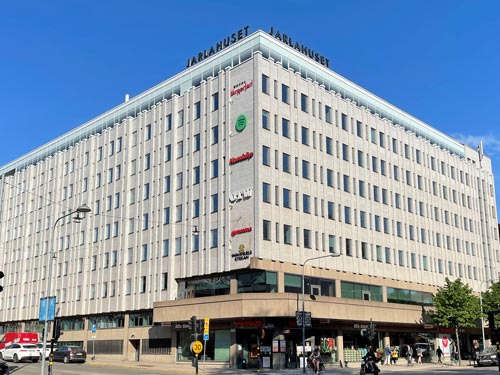 Byggnad mitt i en trafikkorsning.